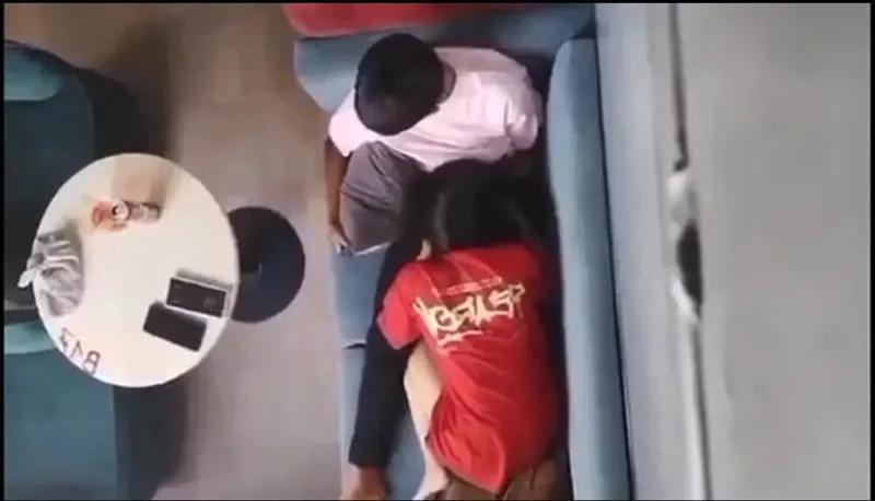 Quay lén bạn gái mút liếm cho tình nhân nơi công cộng