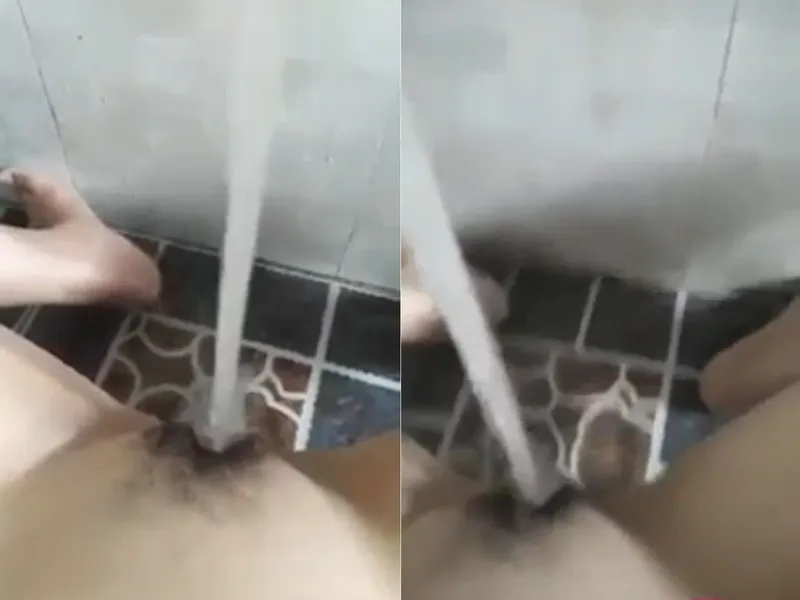 Cô bạn gái móc lồn cực mạnh với vòi nước